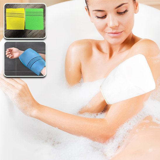femme se frotte avec gant exfoliant blanc