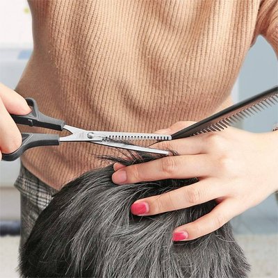 femme coupant des cheveux avec ciseaux coiffure pour amincissement