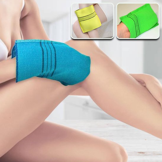 femme se frotte avec gant exfoliant bleu