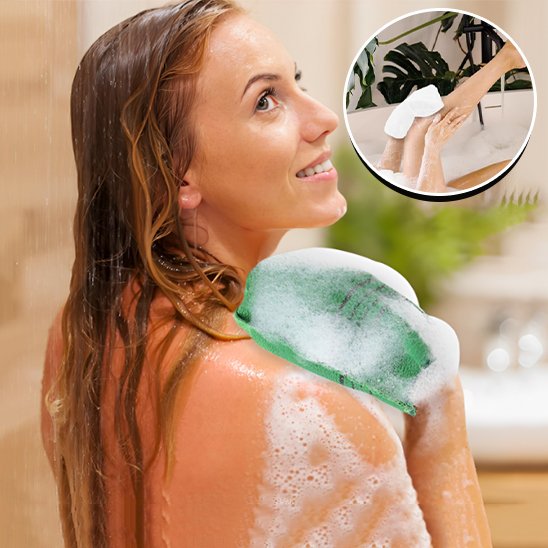 femme se frotte avec gant exfoliant vert